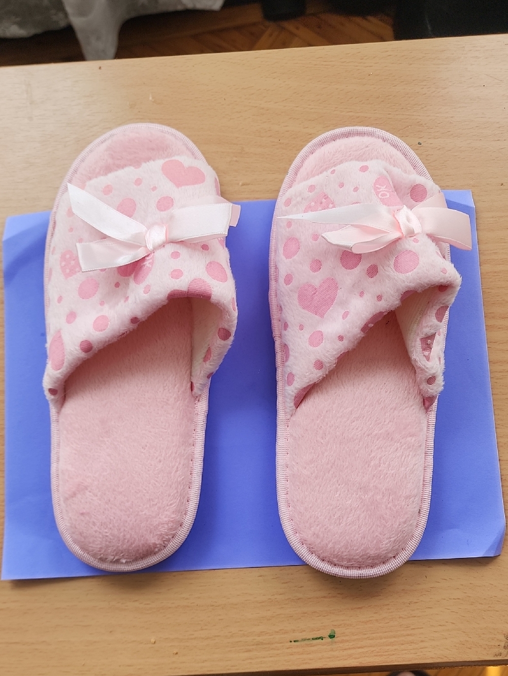 Cozy Pink Heart-Print Women's Slippers with Bow. New Without Box